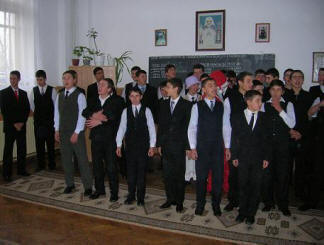 Elevii Scolii de Cantareti, prezentand un program de obiceiuri de Craciun